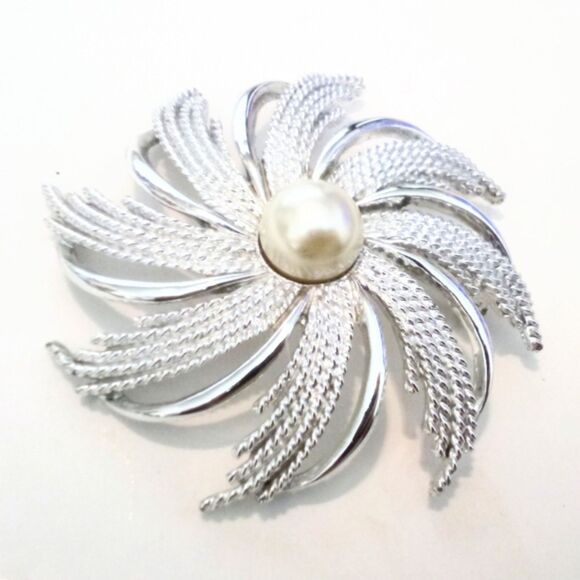 Vintage Sarah Coventry Pinwheel Silvertone Faux Pearl Brooch 1962 - Picture 6 of 6